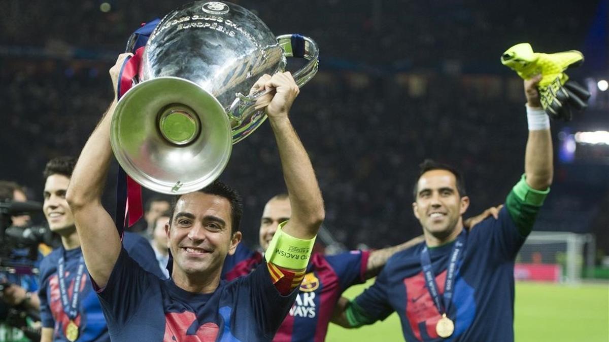 Xavi enseña feliz la Copa de Europa a los aficionados barcelonistas en la final de Berlín.