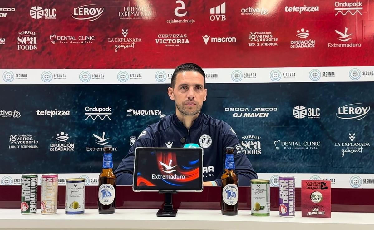 David Rocha, entrenador del Extremadura, en sala de prensa.