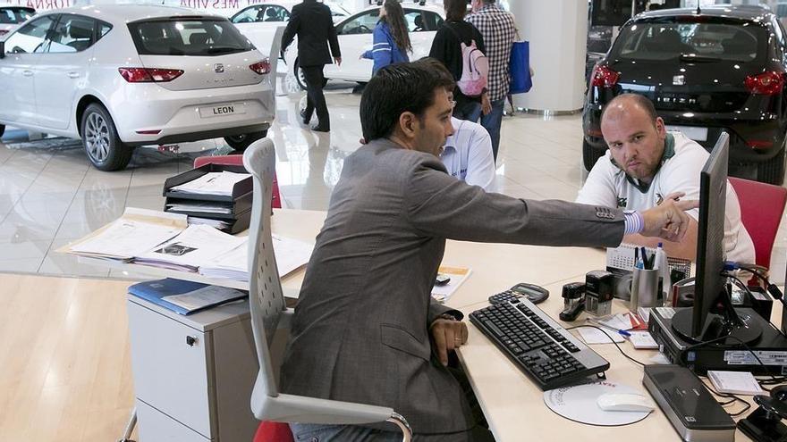 Un cliente de un concesionario de coches pide información.