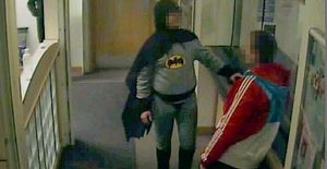 La Gran Bretanya es pregunta qui hi ha darrere del misteriós Batman.