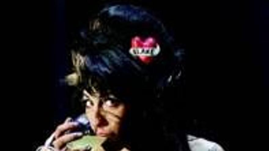 Winehouse exhibe adicciones y talento