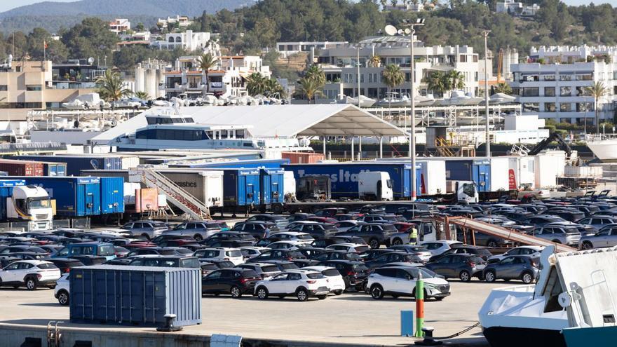 Vehículos estacionados en el muelle comercial del puerto de Eivissa. | VICENT MARÍ