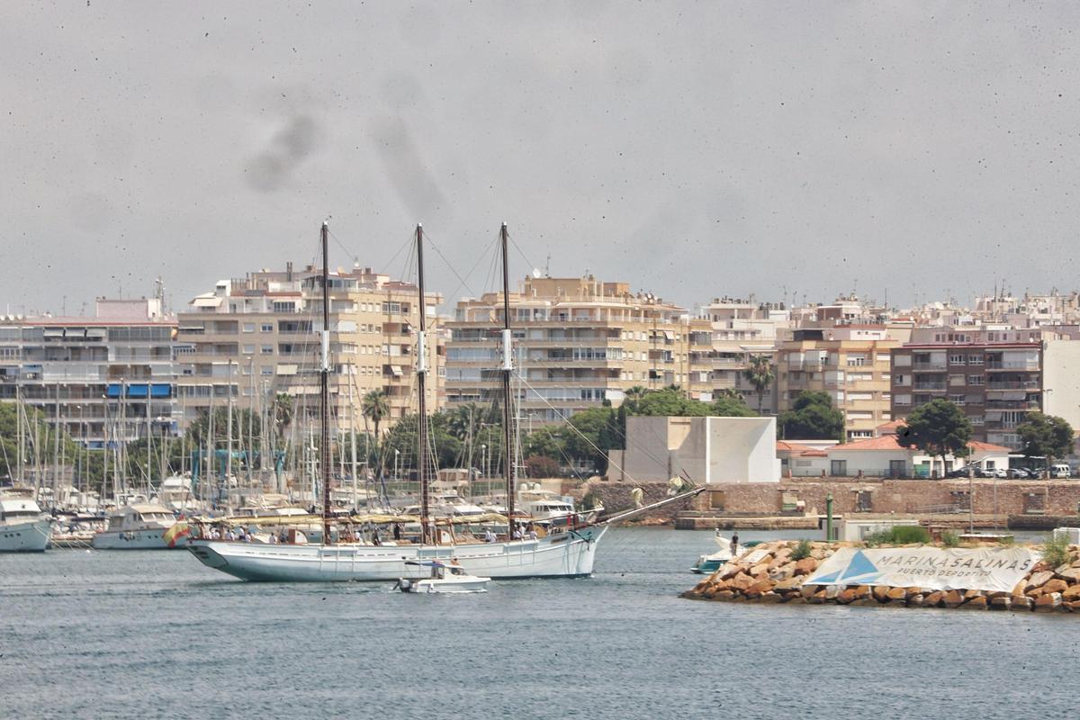 Frente litoral de Torrevieja, con el pailebote Pascual Flores en el puerto.