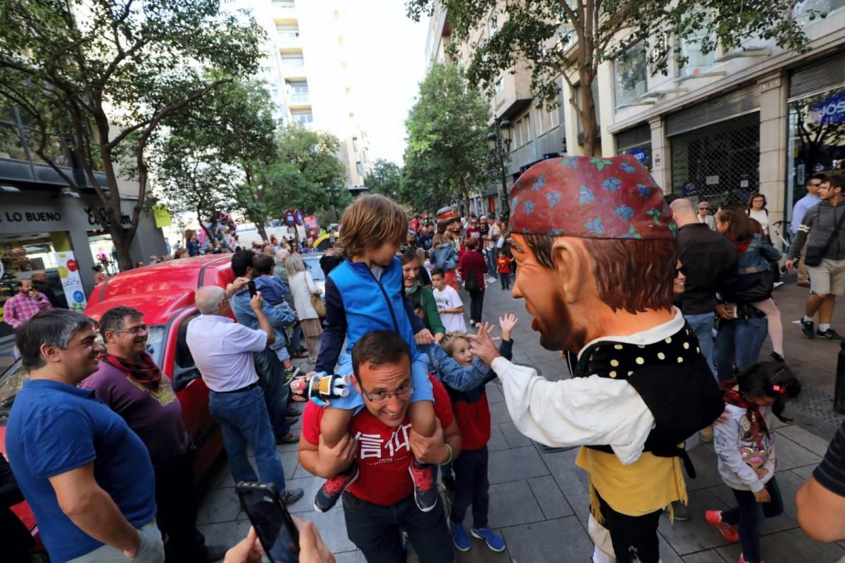 Comparsa de gigantes y cabezudos en el centro de Zaragoza