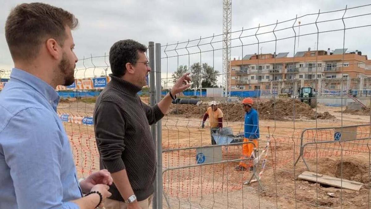 El alcalde y el concejal de Urbanismo observan las obras de la futura residencia de Alfafar.