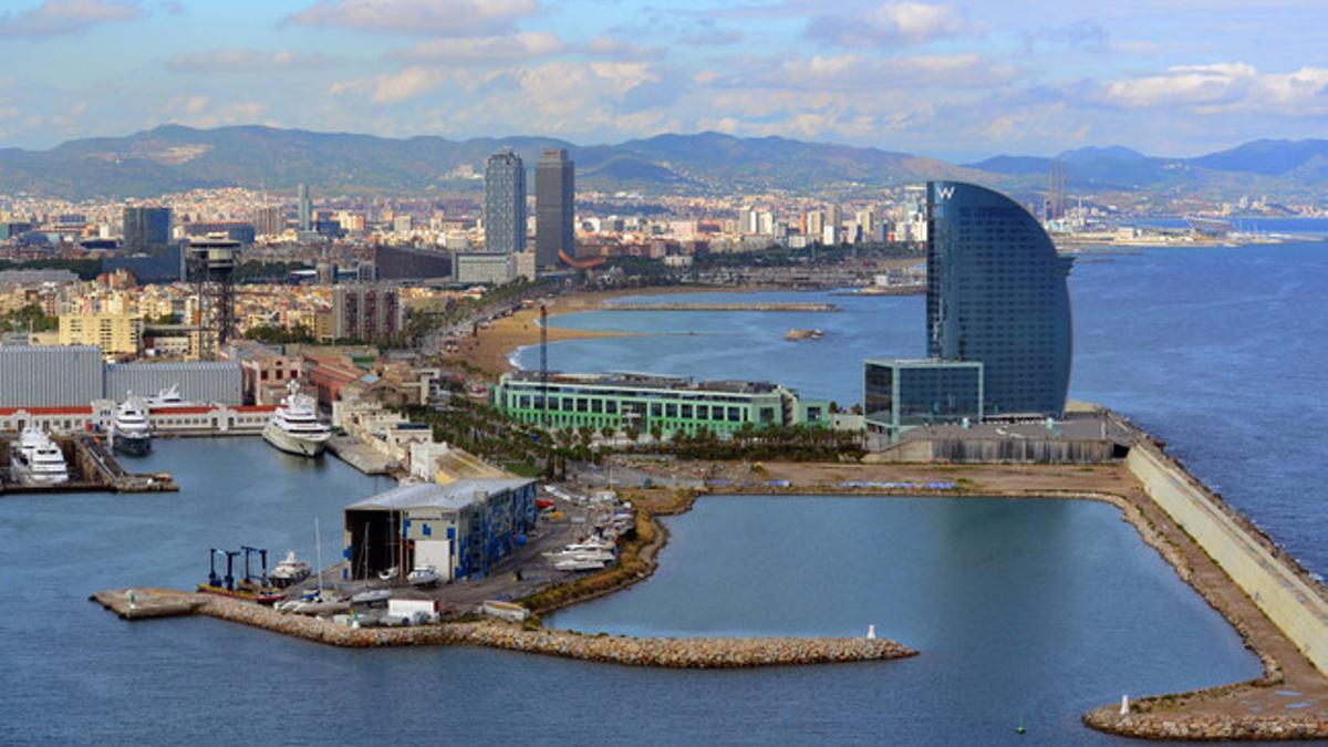 Vista del puerto y la playa de Barcelona, con el Hotel W en el centro de la panorámica.