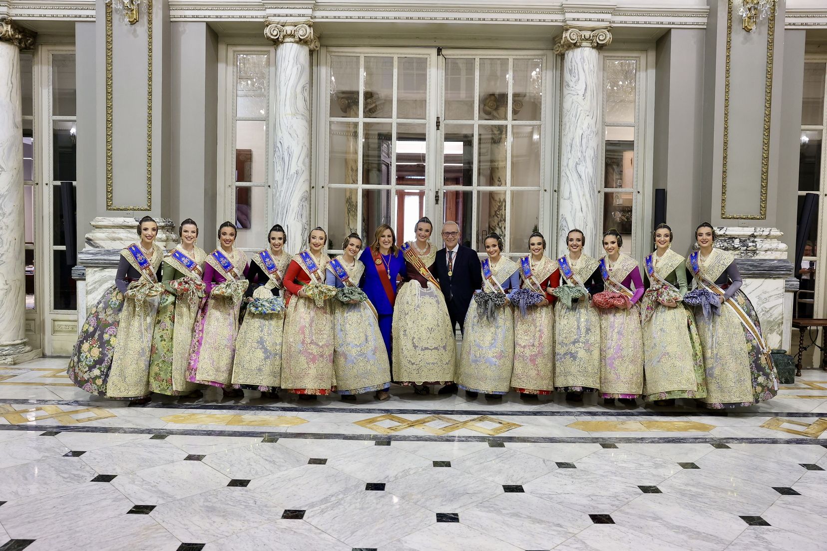 Balcón y "mocaorà" en la despedida de Berta Peiró y la corte 2025