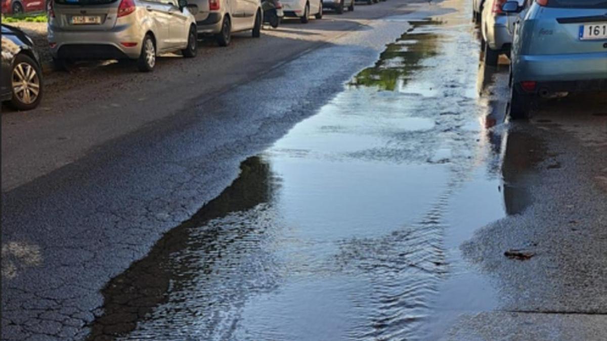 Un atasco en una tubería provoca el desperdicio de cientos de litros de agua