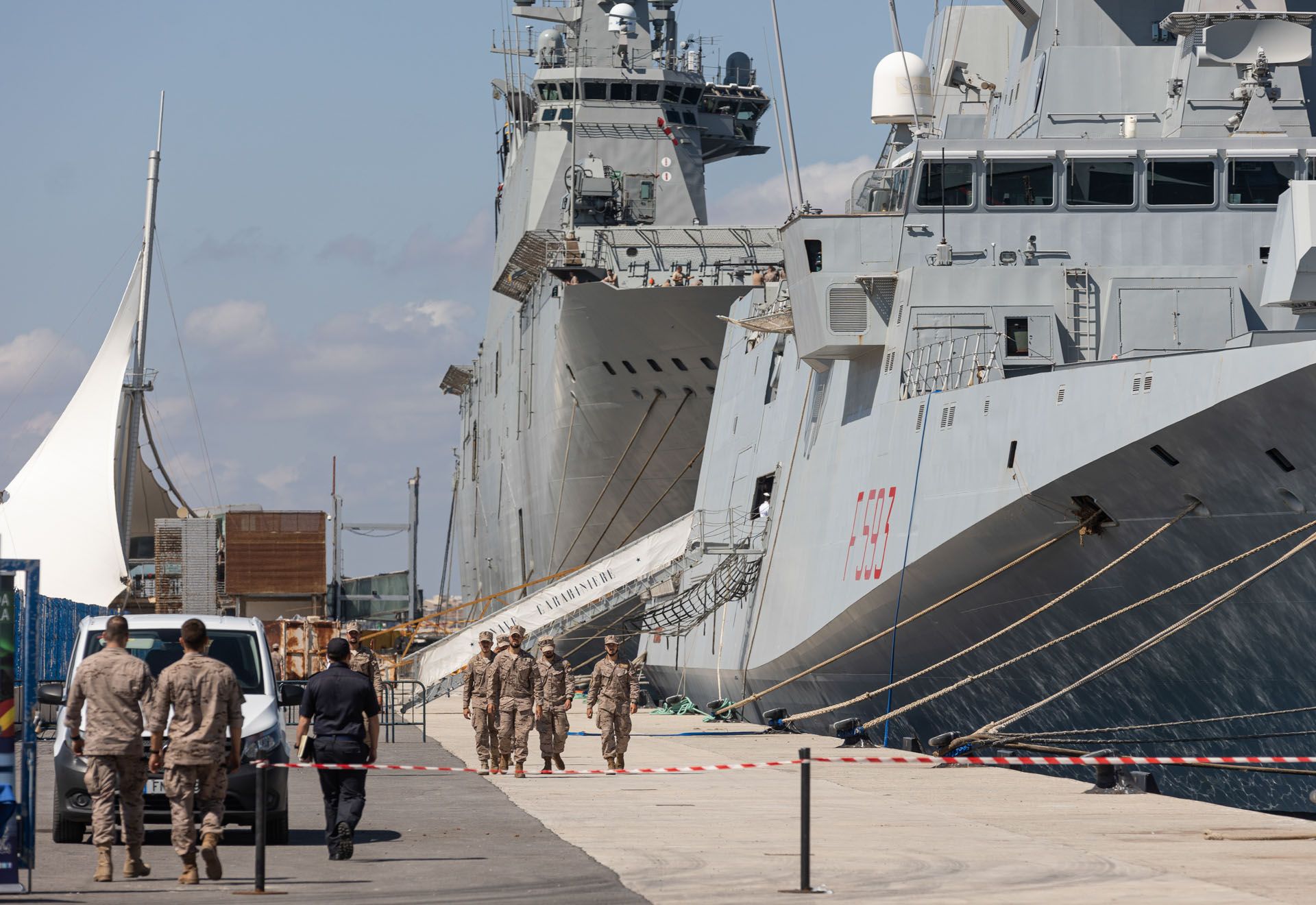 Colas para visitar el buque Castilla de la Armada Española