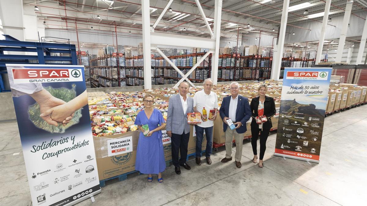 Momento de entrega de la mercancía solidaria a los representantes del Banco de Alimentos.