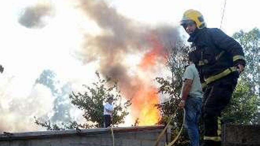 Un bombero sofoca el fuego.