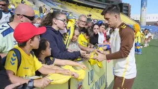 Lunes de la afición en la UD Las Palmas: ovacionar a Valentín, selfie con De la Barrera y despedirse de Horkas