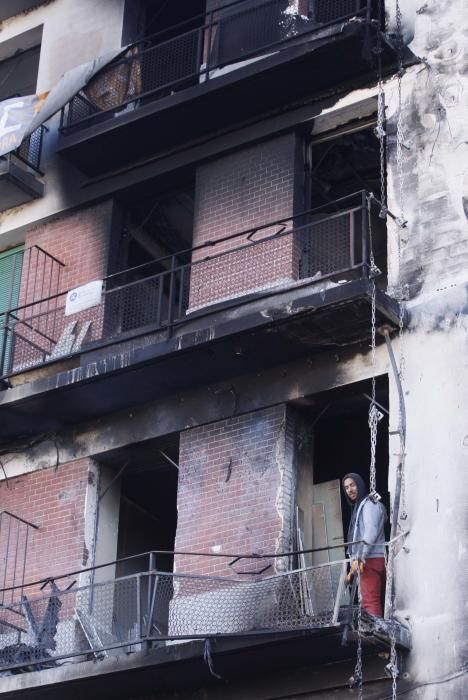 Estat en què ha quedat l'edifici incendiat del carrer del Carme de Girona