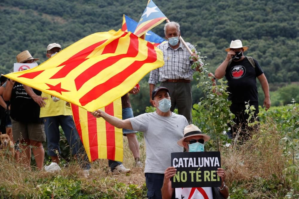 Els Reis visiten el monestir de Poblet enmig de protestes i un fort dispositiu policial