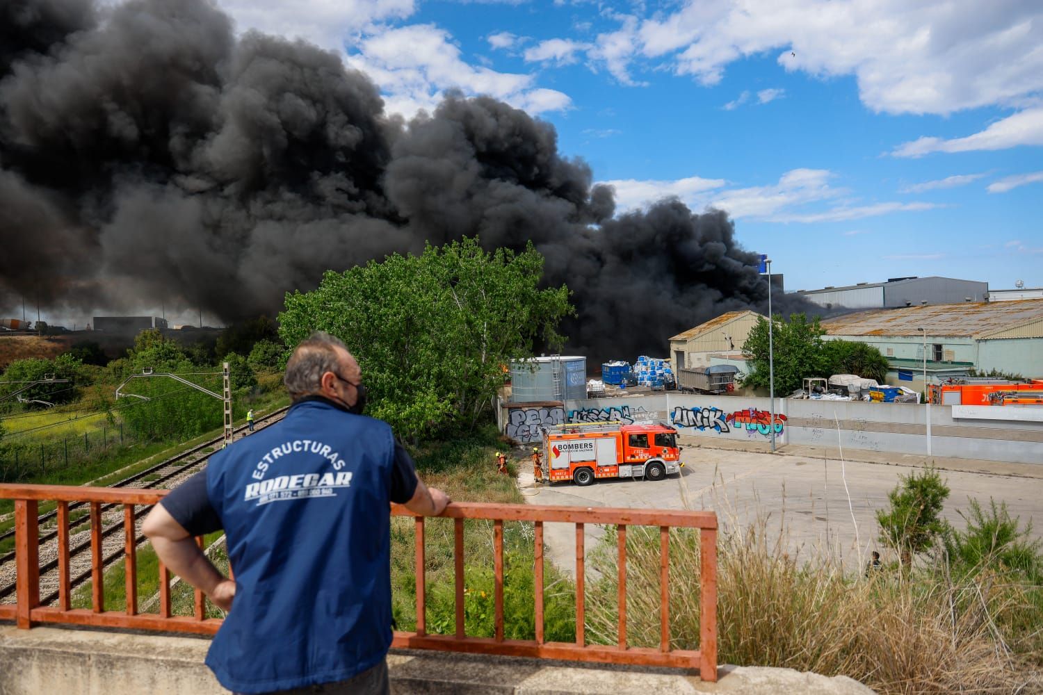 El incendio de la empresa de reciclaje de Silla, en imágenes