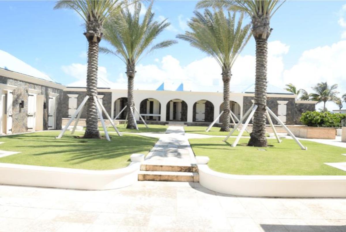 Imagen de la parte exterior de la mansión de Jeffrey Epstein en la isla de Little St. James