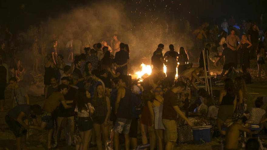 La celebración de la noche de San Juan en el Postiguet en 2019.