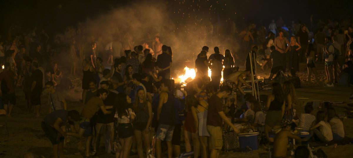 La celebración de la noche de San Juan en el Postiguet en 2019.