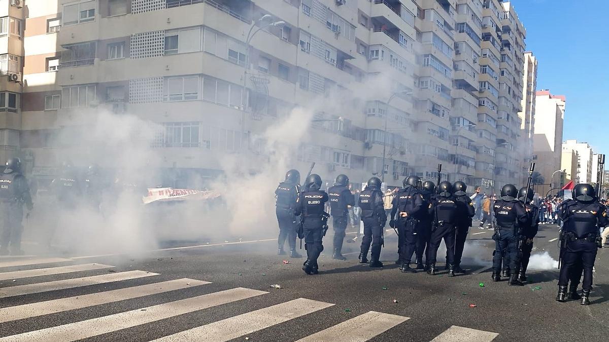 Agentes de la Policía actúan en los disturbios en Cádiz.