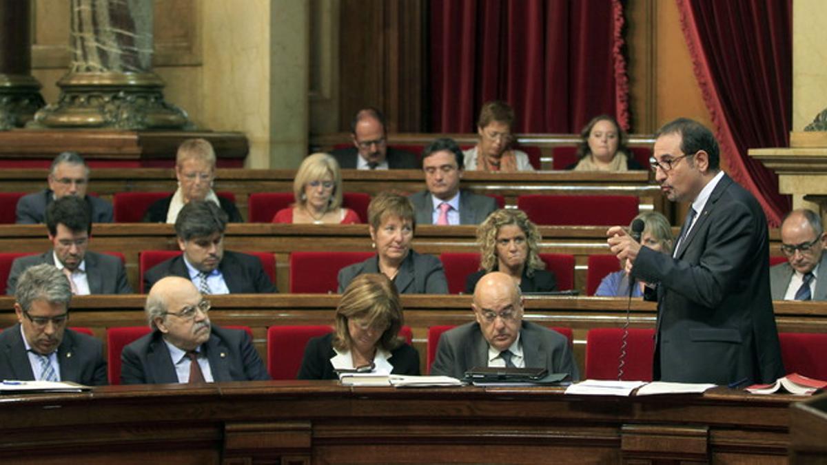 El 'conseller' de Interior, Ramon Espadaler, durante su intervención en el pleno del Parlament, este miércoles.