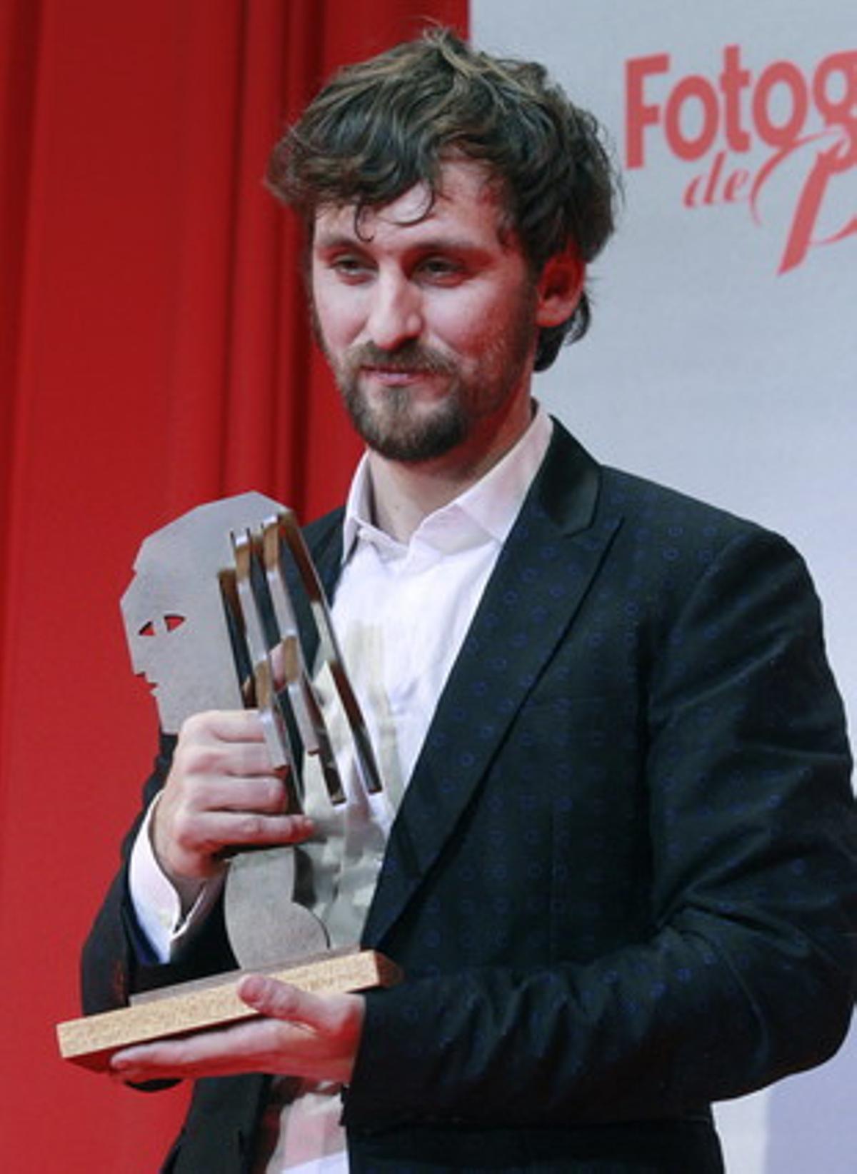 El actor Raúl Arévalo tras recibir el premio al mejor actor de televisión, por su trabajo en la serie ’Con el culo al aire’.