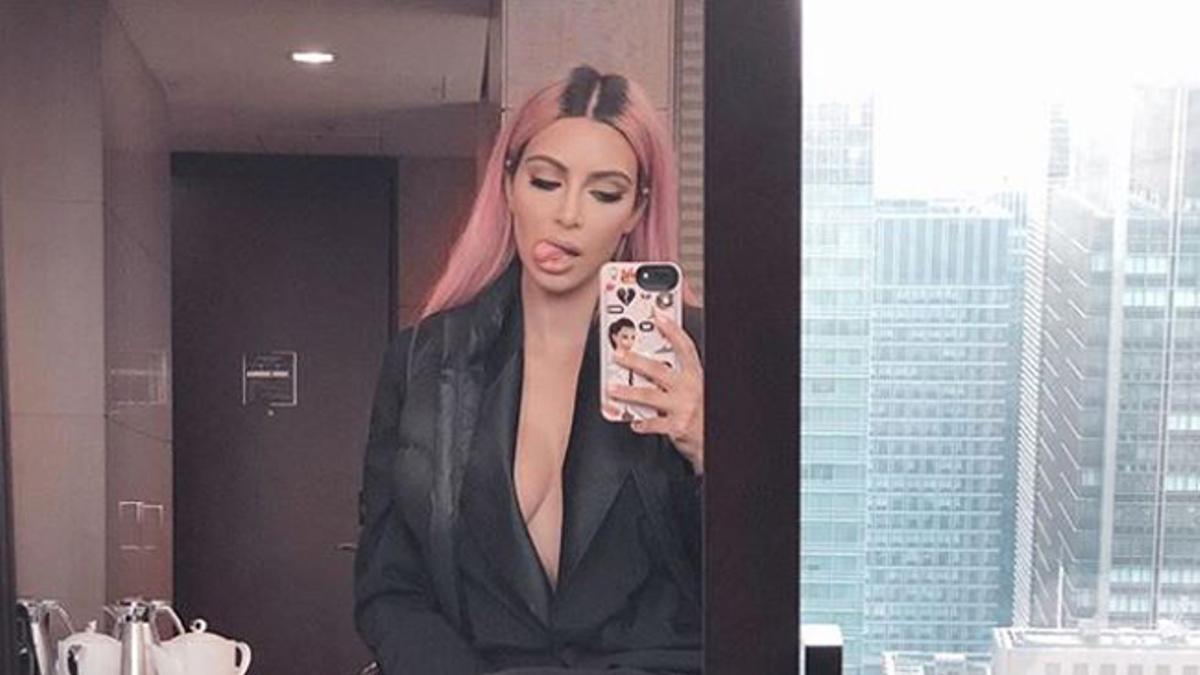 Kim Kardashian haciéndose un selfie frente a un espejo