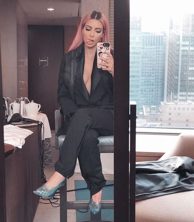 Kim Kardashian haciéndose un selfie frente a un espejo