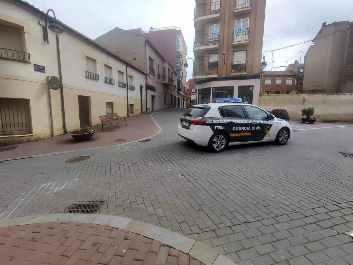 Un vehículo de la guardia Civil pasa por delante del Edificio Villalar tras el intento de agresión con un cuchillo a varios agentes.