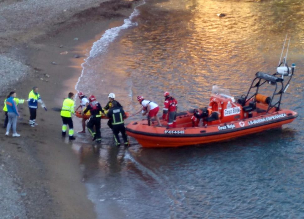 Un guardia civil salva la vida a una mujer que cayó por un acantilado de Cabo de Palos