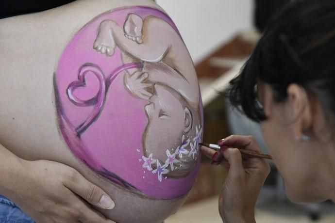 21-06-19 TELDE. SEDE LA LUNA DE NEPTUNO. LAS PALMAS DE GRAN CANARIA. Reportaje a una artista que pinta barrigas de embarazada. Fotos: Juan Castro.  | 21/06/2019 | Fotógrafo: Juan Carlos Castro