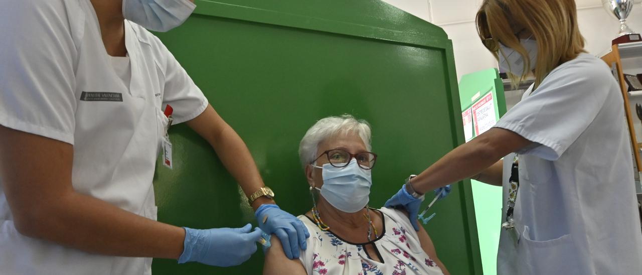 Dos sanitarias administran la dosis de refuerzo contra el covid y la vacuna de la gripe en un centro de salud de Castellón.