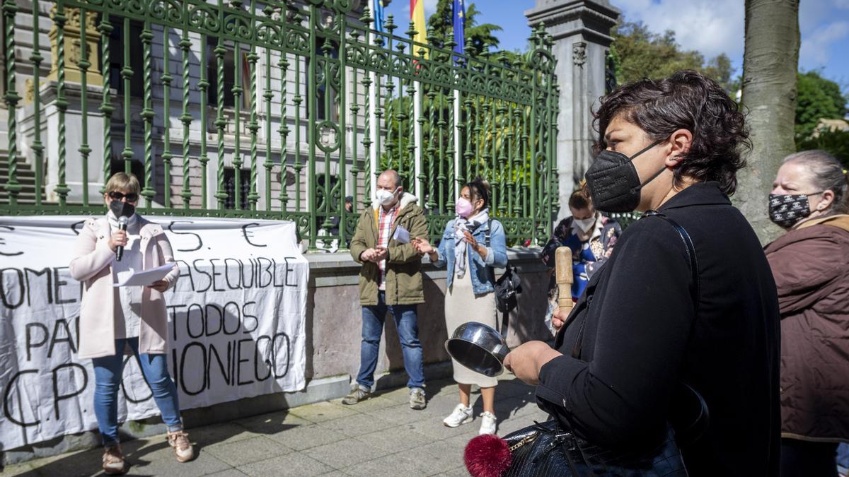 Protesta de los padres del colegio de Olloniego por el comedor escolar.