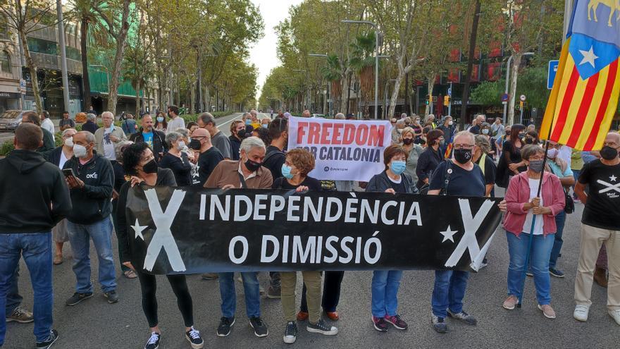 Els manifestants contra la detenció de Puigdemont tallen la Diagonal de Barcelona