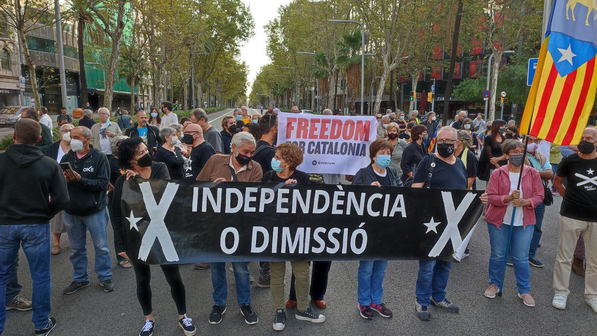 Els manifestants contra la detenció de Puigdemont han tallat la Diagonal de Barcelona