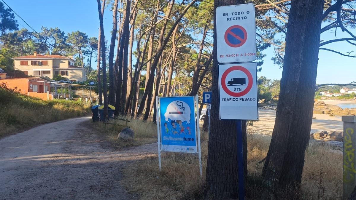 Las señales instaladas en el acceso a las playas de As Pipas y Area de Reboredo.