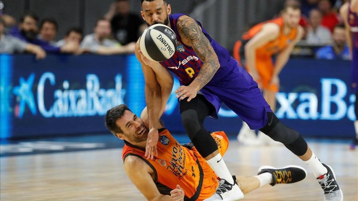 El alero azulgrana Hanga roba un balón ante San Emeterio en el partido de cuartos