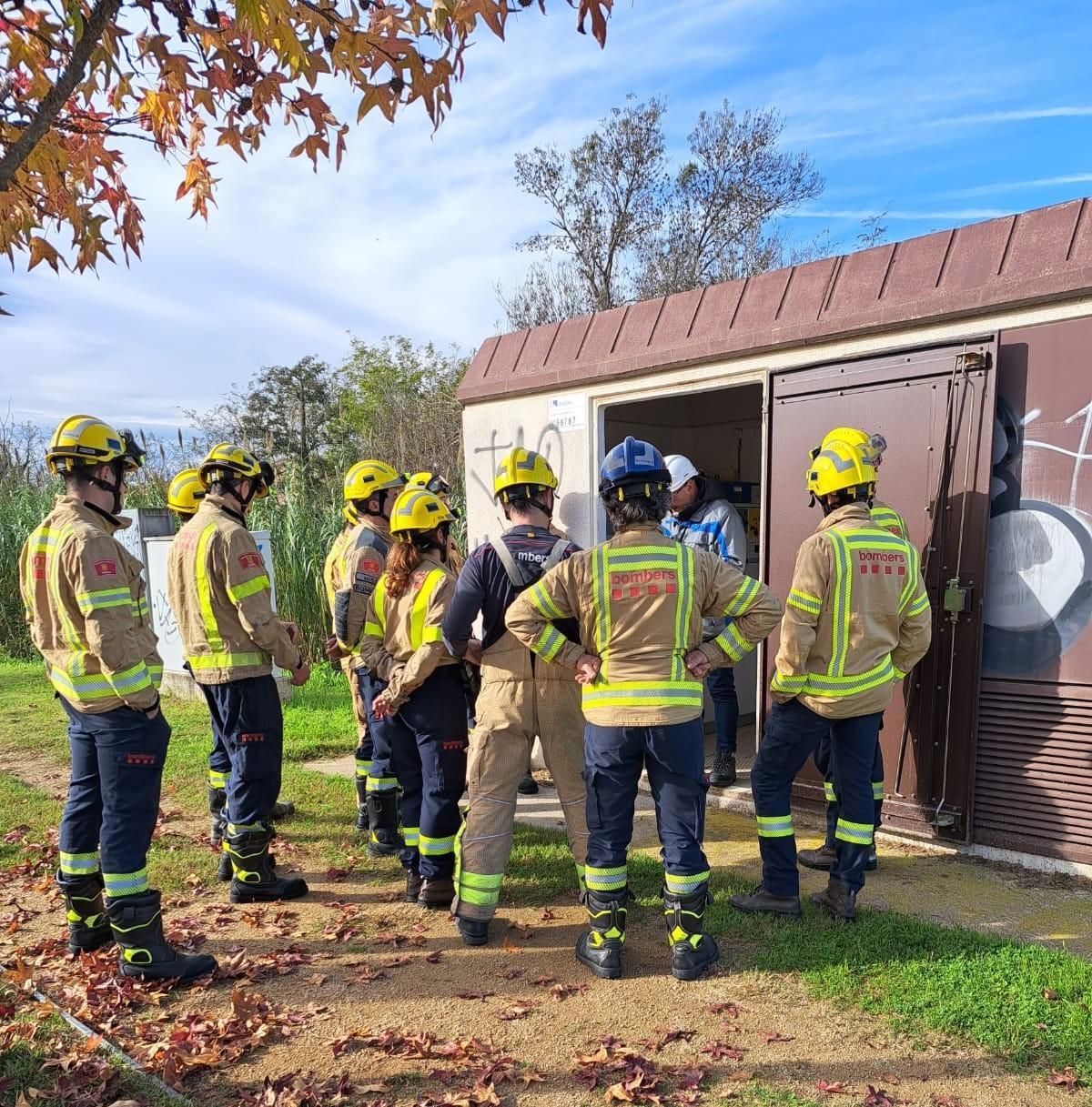 Una de les sessions amb diferents membres del cos de Bombers, impartides a per personal tècnic d'Endesa a Girona a un centres de transformació de la companyia.