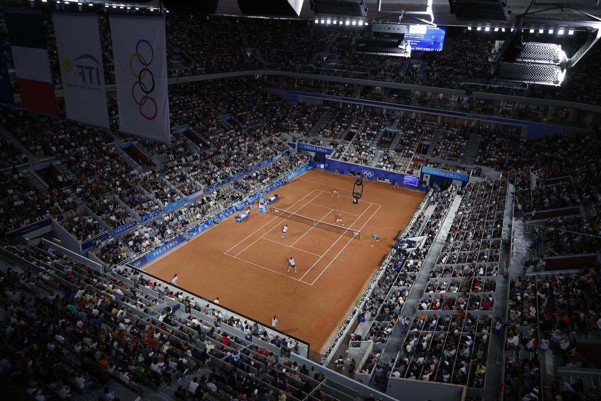 Rafa Nadal y Carlos Alcaraz durante el partido de dobles frente a los argentinos Máximo González y Andrés Molteni , correspondiente a la primera ronda de dobles masculino de tenis de los Juegos Olímpicos de París 2024 este sábado en la pista Phillipe Chatrier de París.
