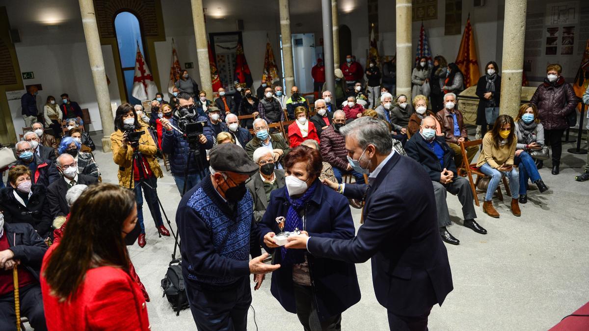 Pizarro y Díaz entregan un detalle a una pareja por San Valentín, en Las Claras de Plasencia.