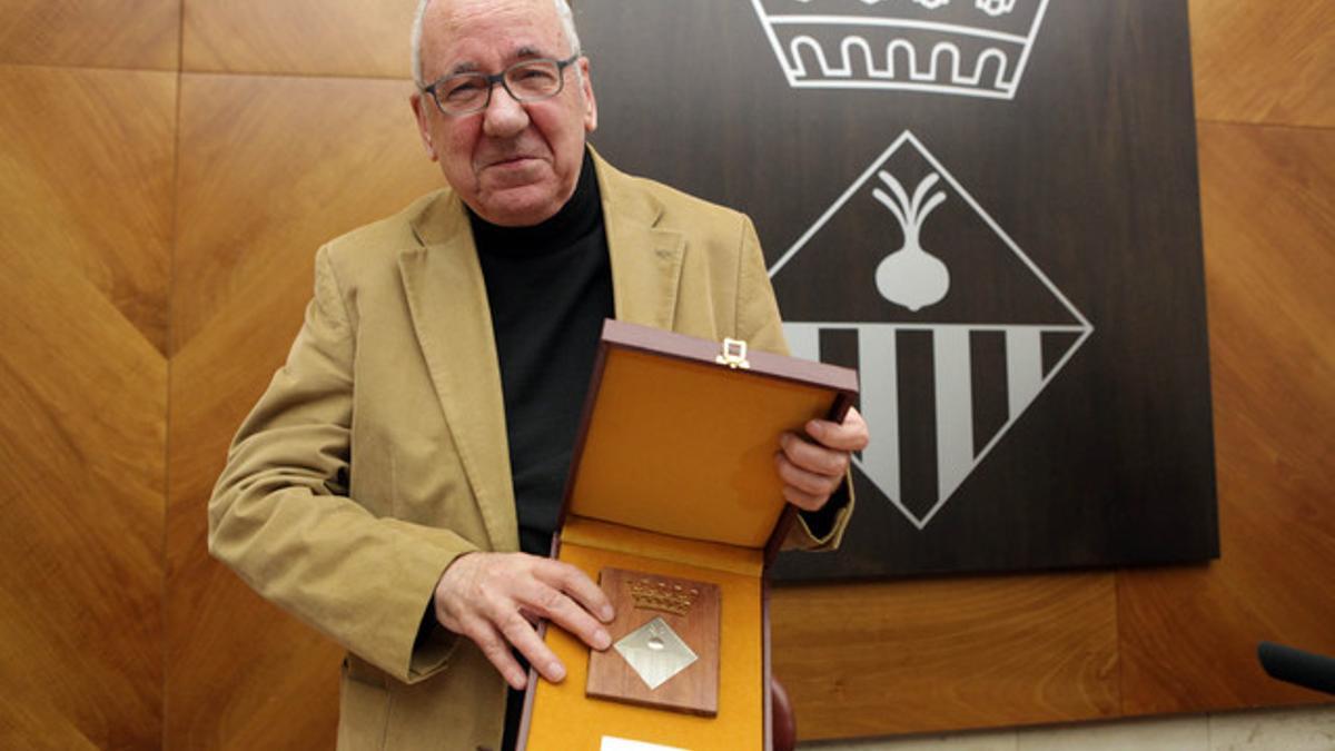 Feliu Formosa al recoger la Medalla de la Ciutat al Mèrit Cultural.