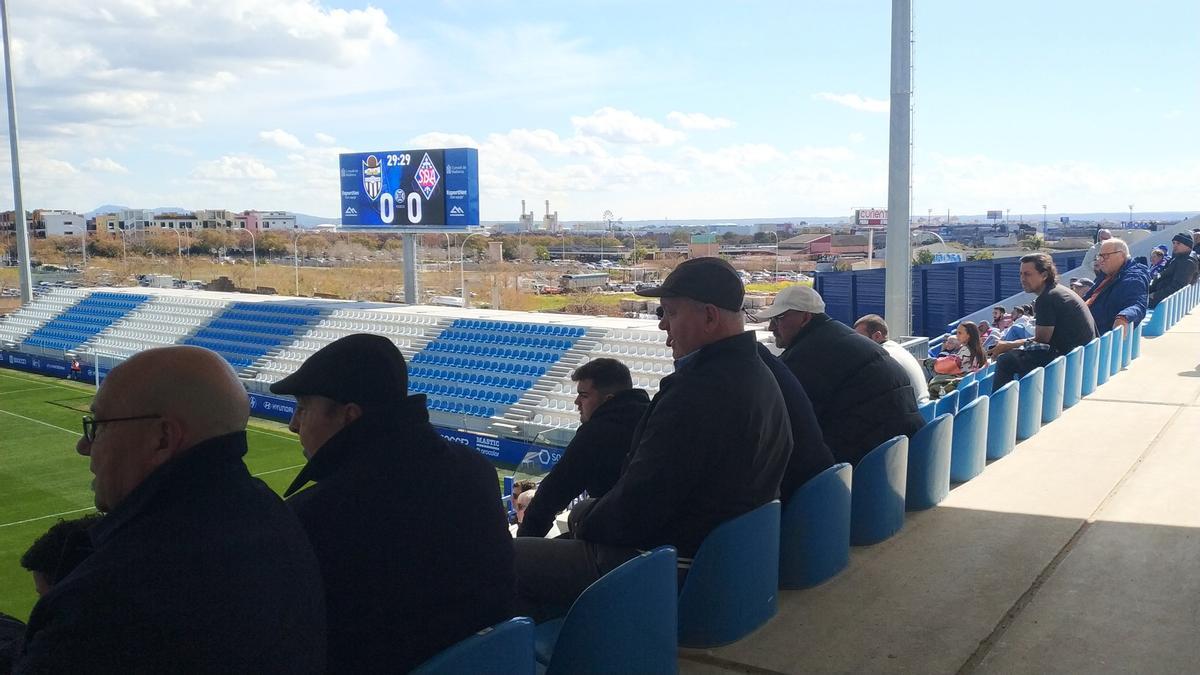 Manix Mandiola, ayer en el Estadi, viendo la derrota del Atlético Baleares.