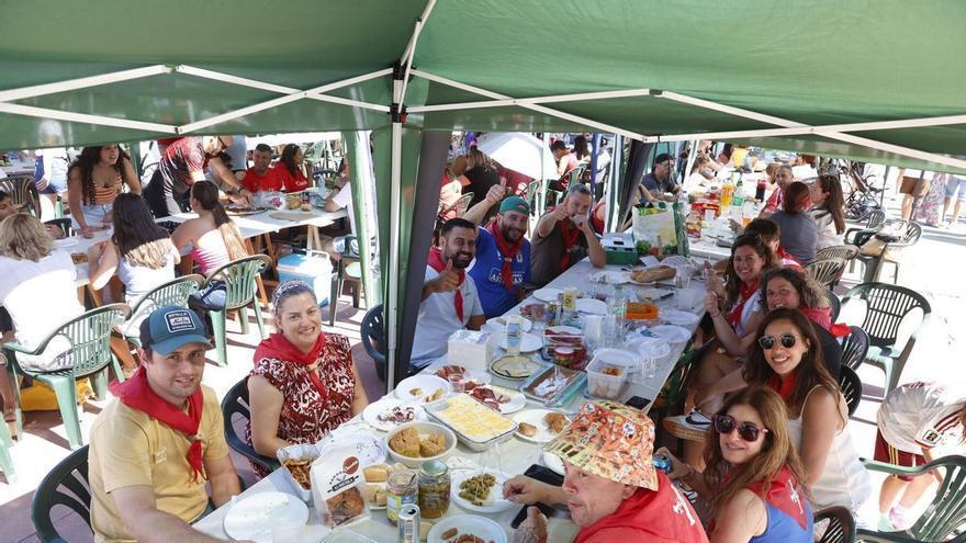 Corvera saca la mesa a la calle para celebrar la amistad