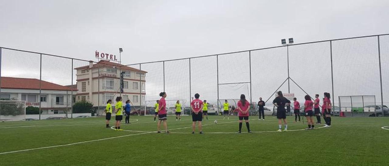Actividades de Agaela en las pistas deportivas de Rodeira para visibilizar la lucha contra la ELA. | // FDV