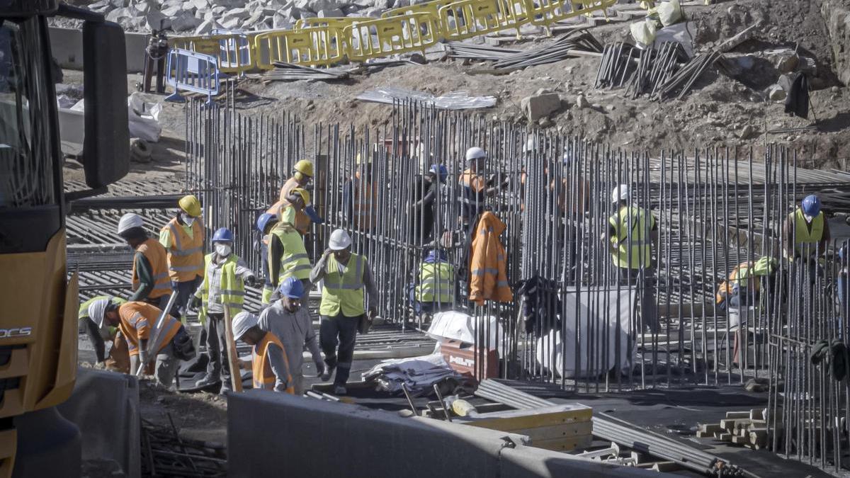 Obreros trabajando en la reforma del Camp Nou.