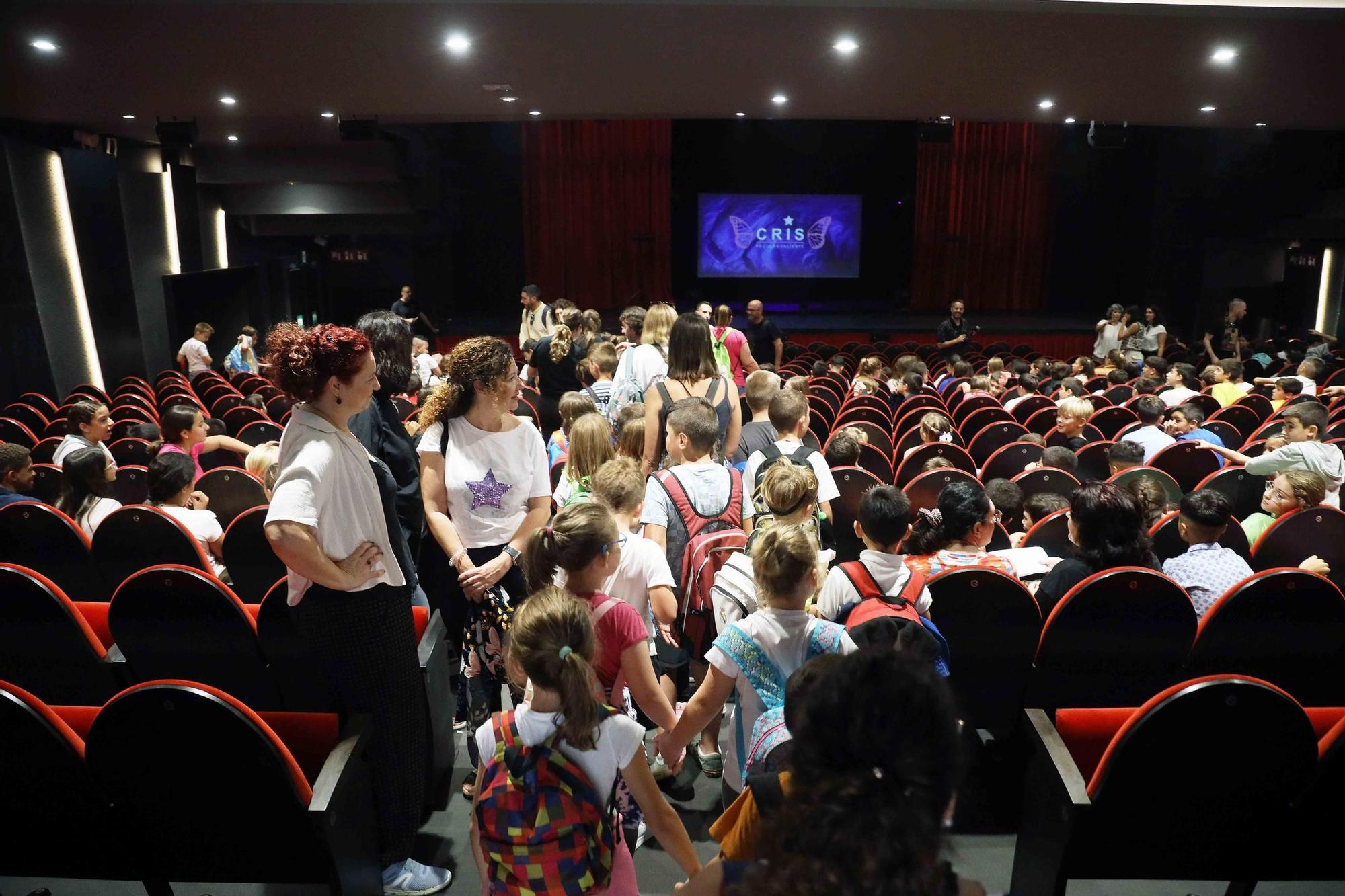 Escolares asisten en el Teatro del Soho a la obra 'Cris, la pequeña valiente'