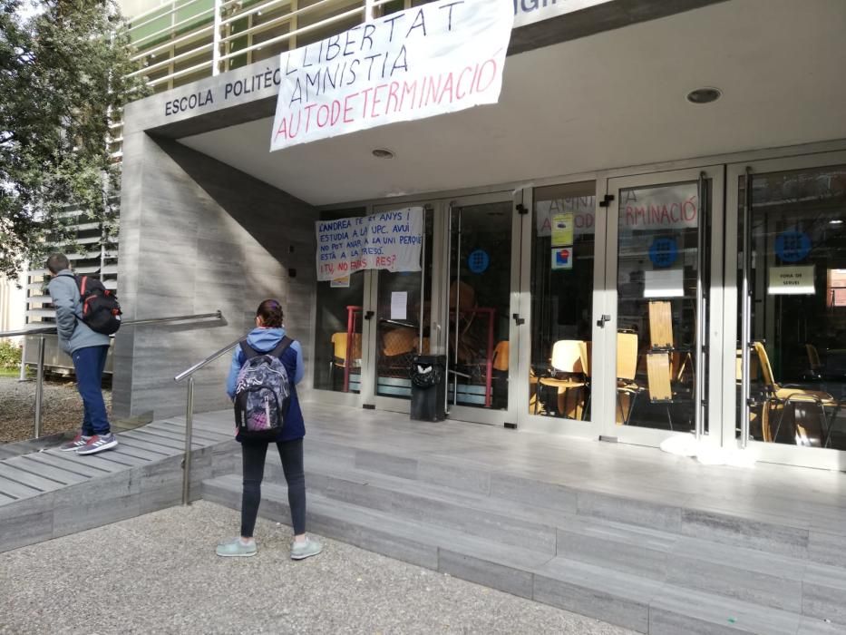 Estudiants de la UPC de Manresa impedeixen l'accés al centre amb barricades