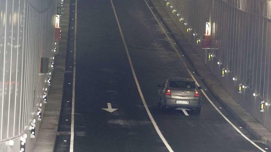 Un vehículo circula por el interior del túnel de O Parrote.