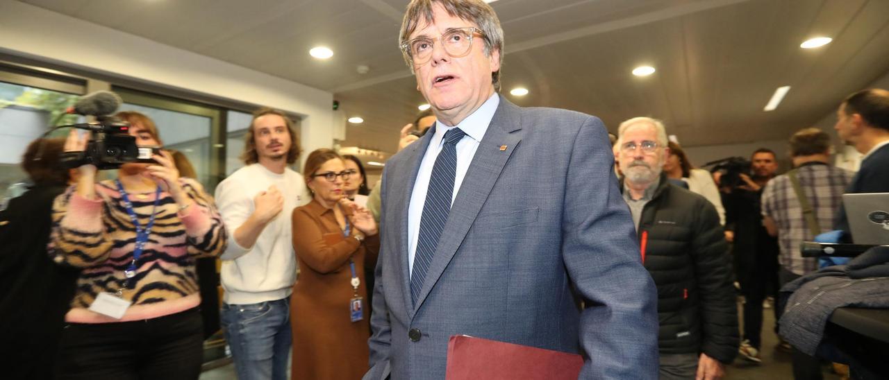 El expresidente de la Generalitat y eurodiputado de Junts, Carles Puigdemont, a su llegada a una rueda de prensa para explicar los detalles del acuerdo de investidura con el PSOE, en el Parlamento Europeo, a 9 de noviembre de 2023, en Bruselas (Bélgica).