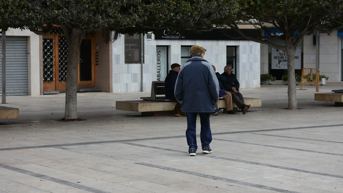 Un mayor por la calle en Alfafar.