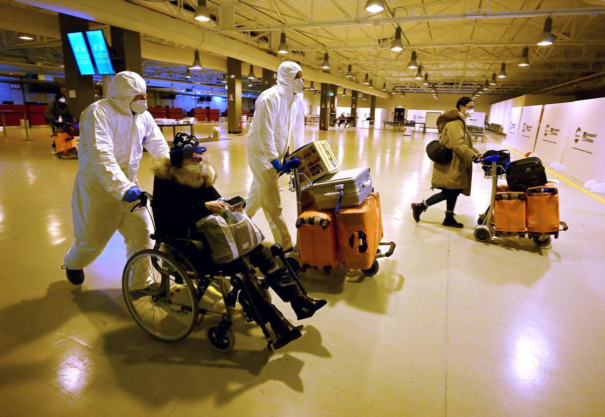 Controles y test covid en el aeropuerto internacional de Fiumicino, en Roma, para los pasajeros procedentes de China.